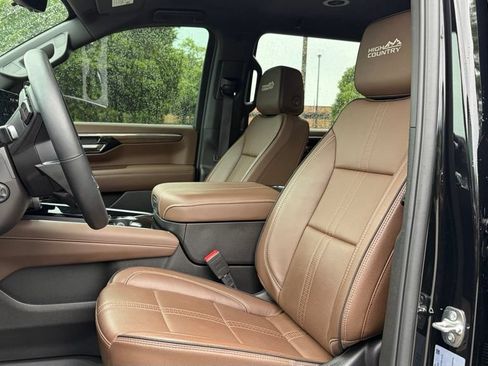 Used 2025 Chevrolet Suburban High Country AWD/4WD image 9