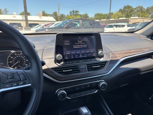 Used 2025 Nissan Altima 2.5 SV FWD image 17