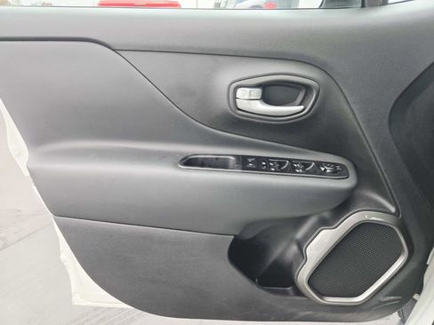 Used 2023 Jeep Renegade Latitude image 34