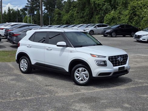 Used 2020 Hyundai Venue SEL FWD image 2