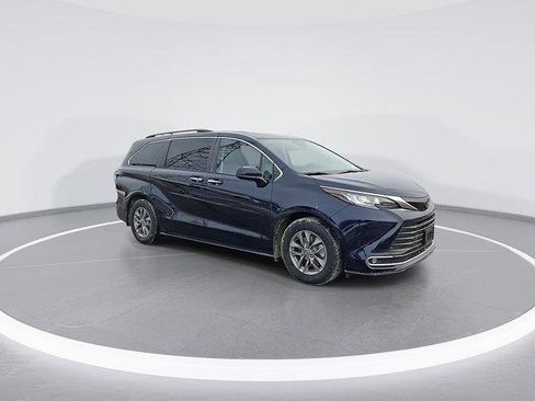 Certified 2023 Toyota Sienna XLE image 3