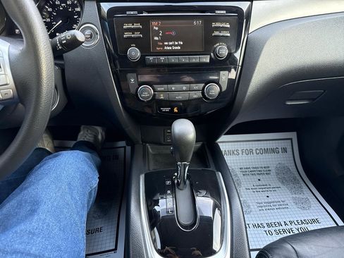 Used 2016 Nissan Rogue SV image 12