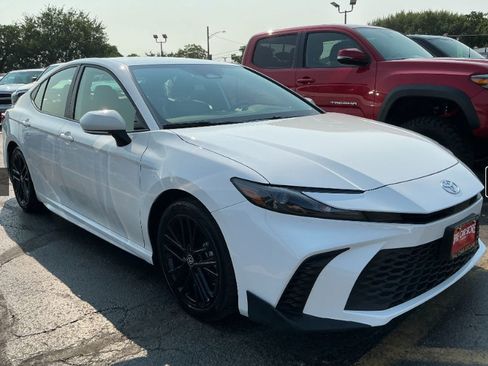 Used 2025 Toyota Camry SE FWD image 4