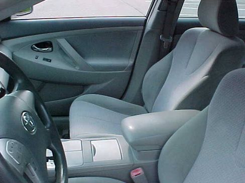 Used 2010 Toyota Camry LE FWD image 19