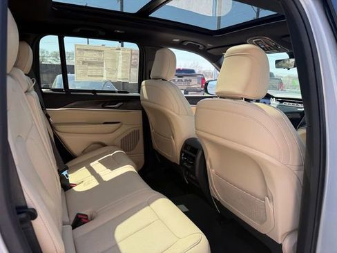 New 2025 Jeep Grand Cherokee Limited w/ Luxury Tech Group II image 15