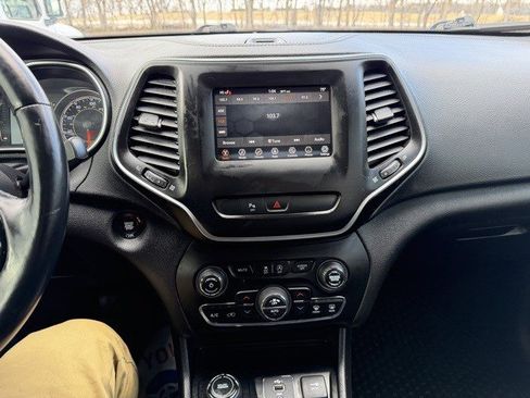 Used 2019 Jeep Cherokee Latitude Plus image 18