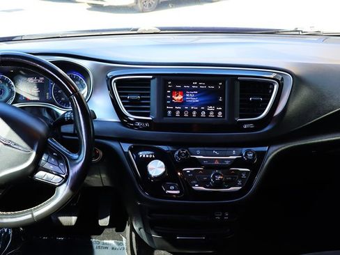 Used 2020 Chrysler Pacifica Touring w/ S Appearance Package FWD image 37