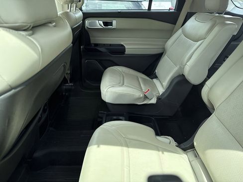Used 2020 Ford Explorer Platinum w/ Premium Technology Package image 8