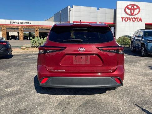 Used 2024 Toyota Highlander XLE FWD image 6