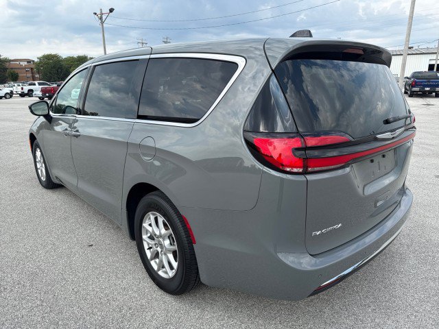 Used 2025 Chrysler Pacifica Select FWD image 5