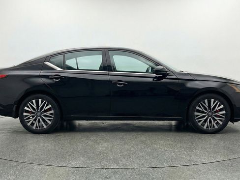 Used 2025 Nissan Altima 2.5 SV image 11