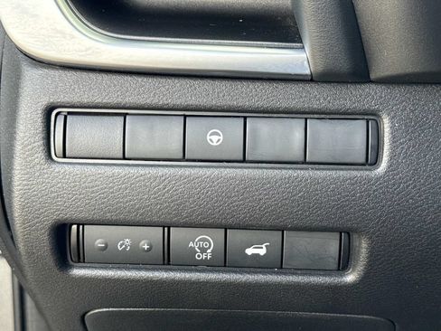 Used 2024 Nissan Rogue SV FWD image 25