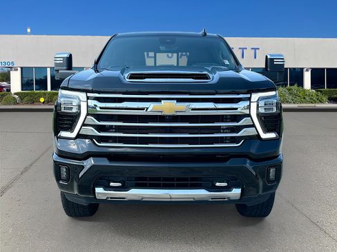 Used 2024 Chevrolet Silverado 2500 High Country w/ High Country Premium Package AWD/4WD image 2