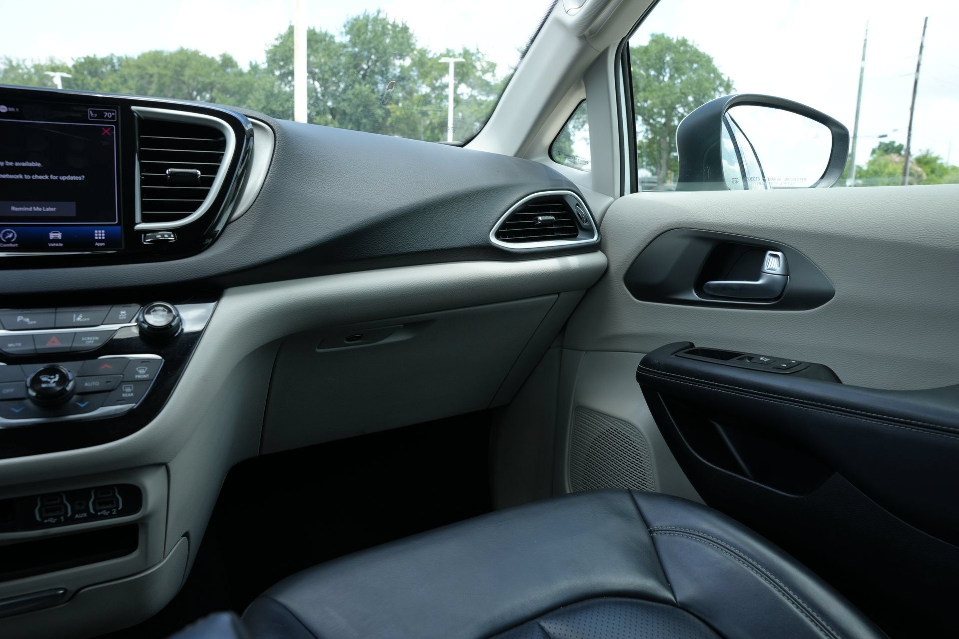 Used 2023 Chrysler Pacifica Touring-L FWD image 9