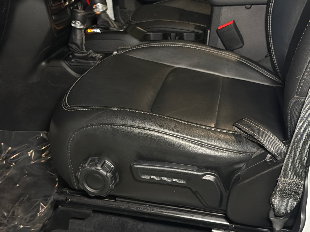 Used 2022 Jeep Wrangler Unlimited Sahara AWD/4WD image 15