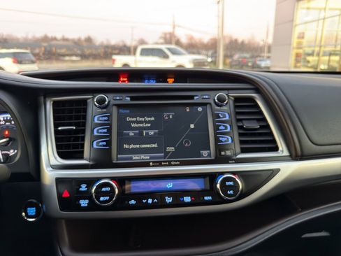 Used 2017 Toyota Highlander XLE image 19