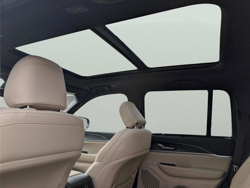 New 2025 Jeep Grand Cherokee Limited w/ Luxury Tech Group II RWD image 33