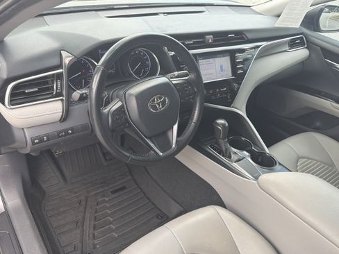 Certified 2018 Toyota Camry SE w/ Convenience Package FWD image 2