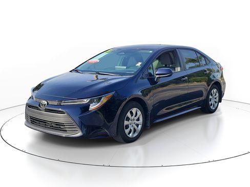 Certified 2025 Toyota Corolla LE FWD image 3