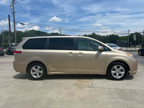 Used 2013 Toyota Sienna LE FWD image 4