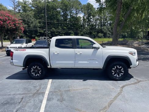 Used 2017 Toyota Tacoma TRD Off-Road w/ Tow Package (A/T) AWD/4WD image 2
