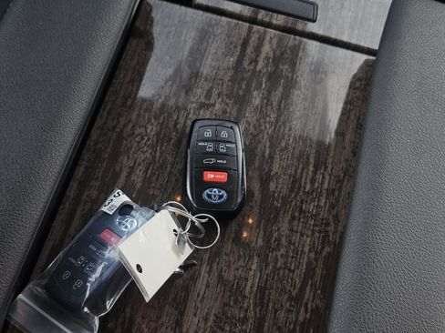 Used 2025 Toyota Sienna Limited image 37
