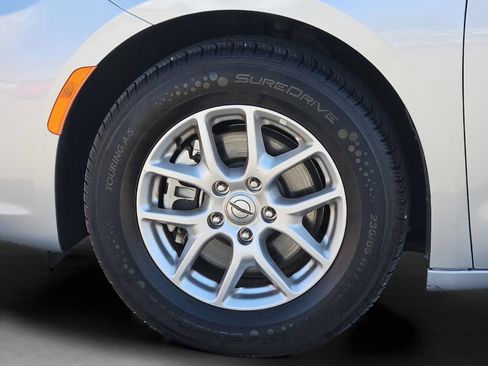 Certified 2024 Chrysler Pacifica Touring-L FWD image 29
