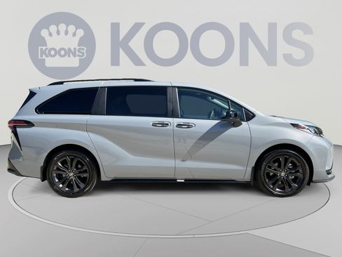 Used 2025 Toyota Sienna XSE w/ XSE Plus Package FWD image 8