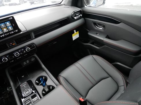 Certified 2025 Honda Pilot TrailSport image 11