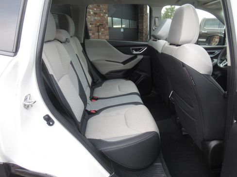 Used 2022 Subaru Forester Premium image 9