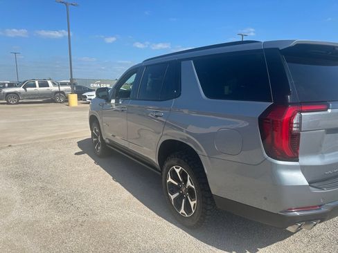 Used 2025 GMC Yukon AT4 w/ AT4 Premium Package AWD/4WD image 3