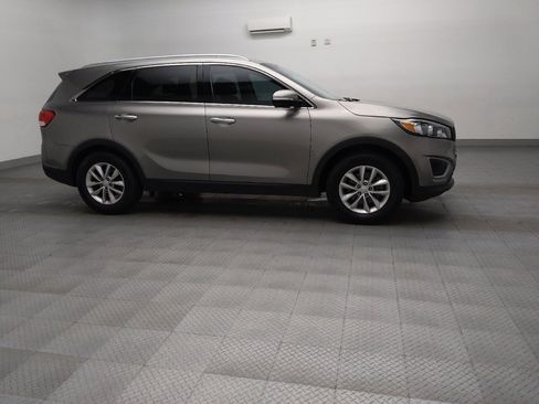 Used 2018 Kia Sorento FWD image 11