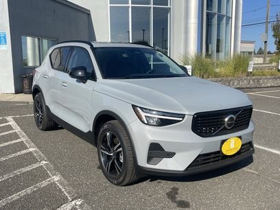 New 2026 Volvo XC40 B5 Core w/ Climate Package