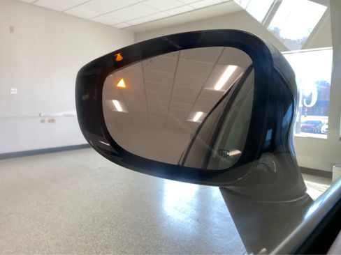 Used 2024 Chrysler Pacifica Touring-L image 37