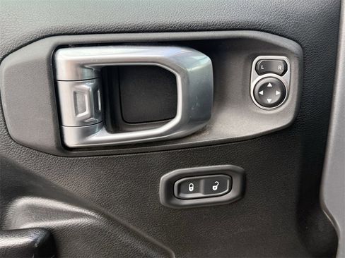 Used 2021 Jeep Gladiator Willys image 11