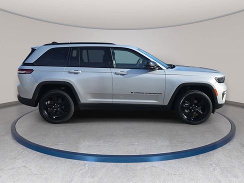 Used 2023 Jeep Grand Cherokee Limited w/ Black Appearance Package image 4