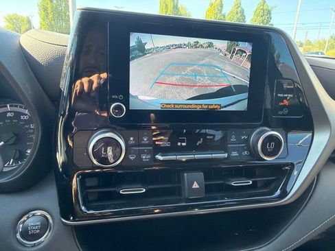 Used 2023 Toyota Highlander L FWD image 18