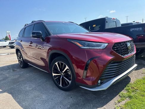 Used 2022 Toyota Highlander XSE FWD image 3