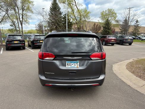 Used 2017 Chrysler Pacifica Touring-L Plus w/ Advanced Safetytec Group FWD image 6