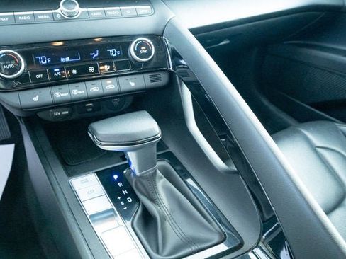Used 2025 Hyundai Elantra Limited image 20