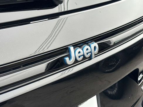 Used 2023 Jeep Grand Cherokee Summit AWD/4WD image 5
