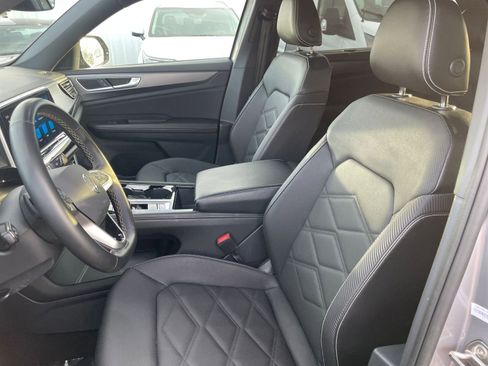 Used 2025 Volkswagen Atlas Cross Sport SE FWD image 38