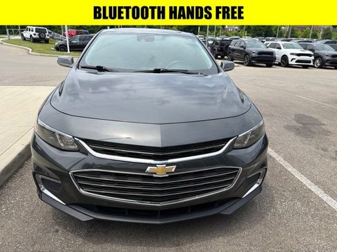Used 2018 Chevrolet Malibu LT w/ Leather Package FWD image 2