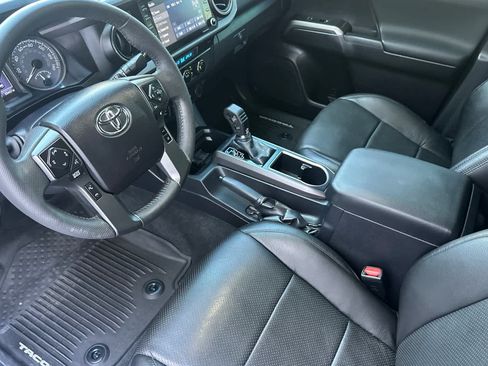 Used 2021 Toyota Tacoma TRD Off-Road w/ Technology Package AWD/4WD image 11