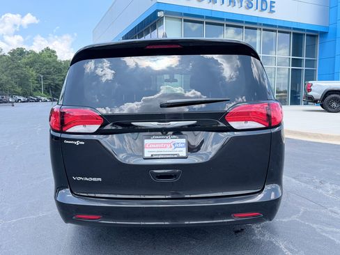 Used 2022 Chrysler Voyager LX FWD image 8