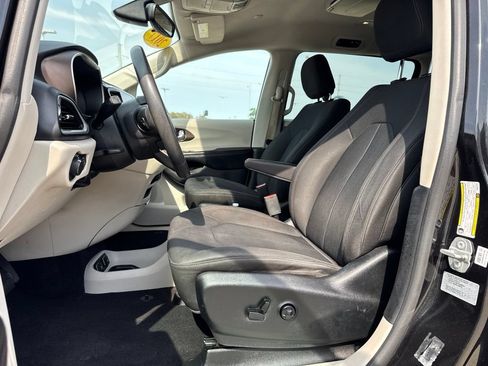 Used 2017 Chrysler Pacifica Touring w/ Tire & Wheel Group FWD image 4