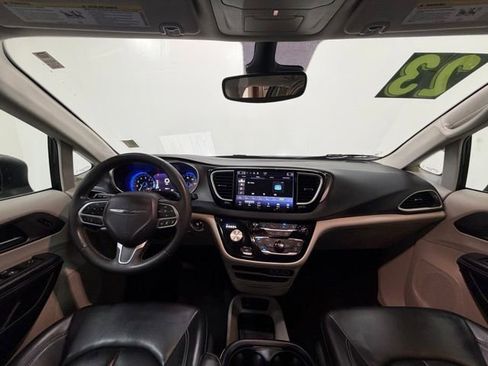 Used 2023 Chrysler Pacifica Touring-L FWD image 13