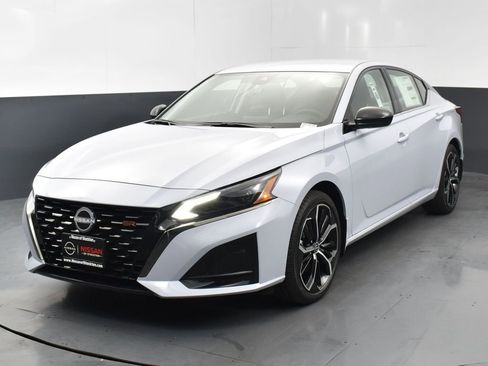 New 2025 Nissan Altima 2.5 SR image 3