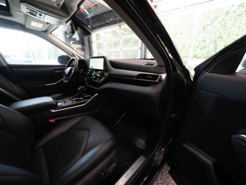 Used 2024 Toyota Highlander Limited FWD image 26