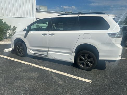 Used 2019 Toyota Sienna SE w/ SE Preferred Package FWD image 8